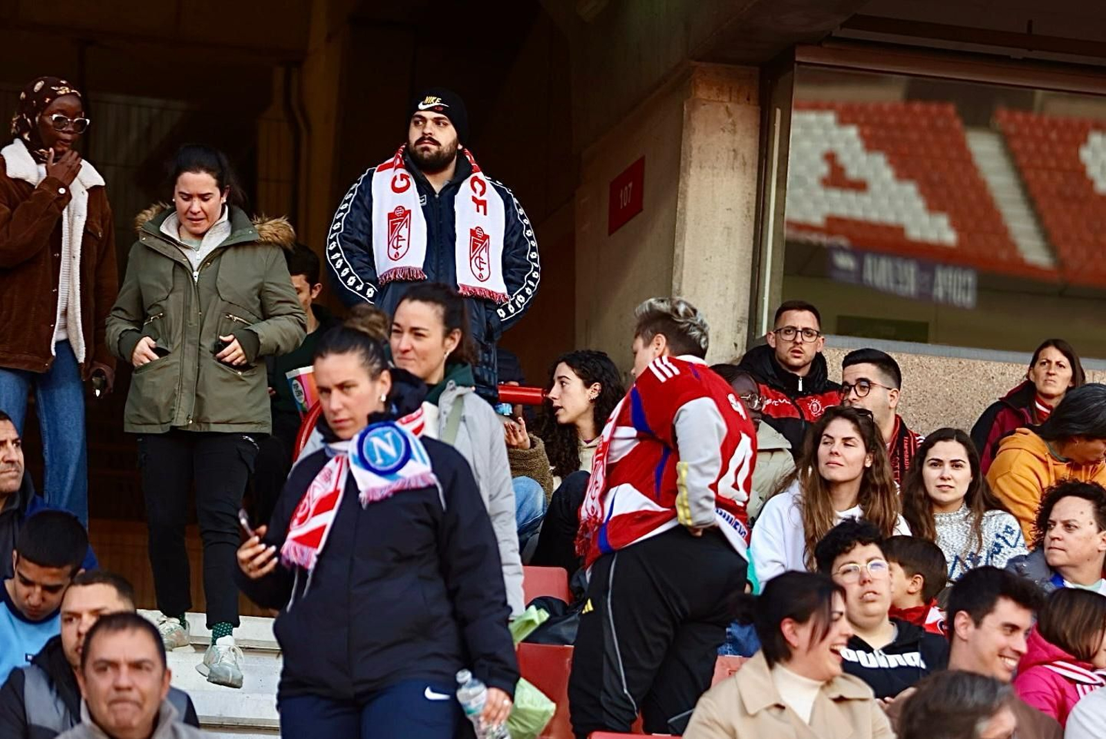 Encuéntrate en la grada de Los Cármenes en el Granada-Atlético de Madrid