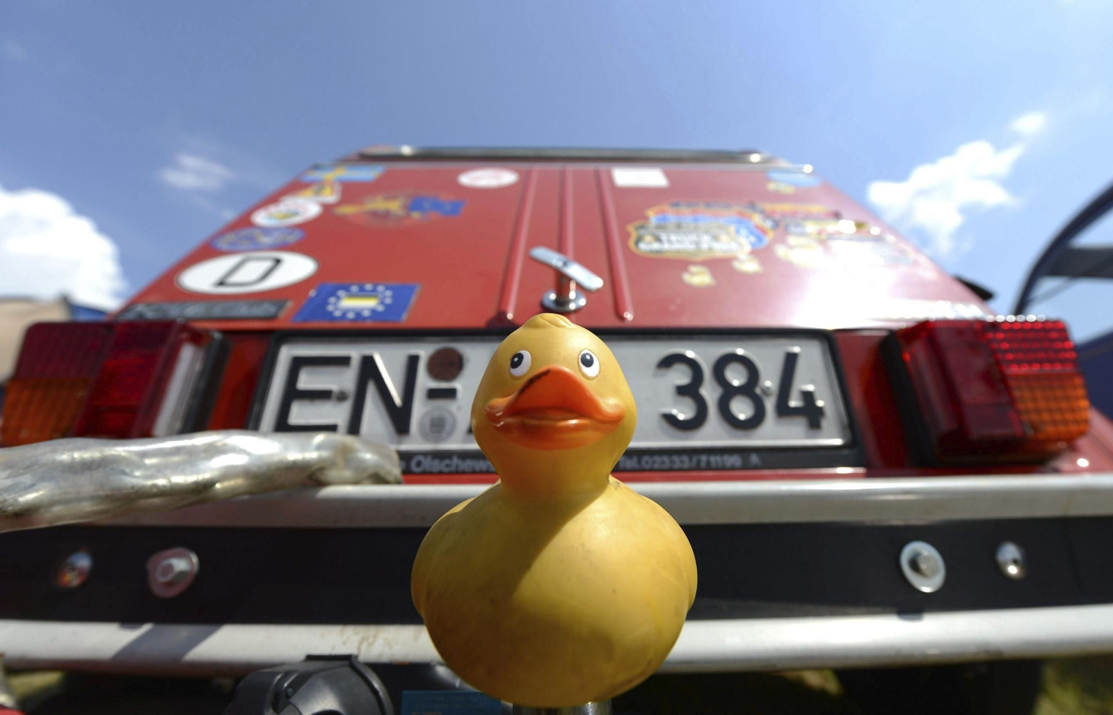 Un patito de goma cubre la bola de un remolque de un 2 CV. Un patito de goma cubre la bola de un remolque de un 2 CV.