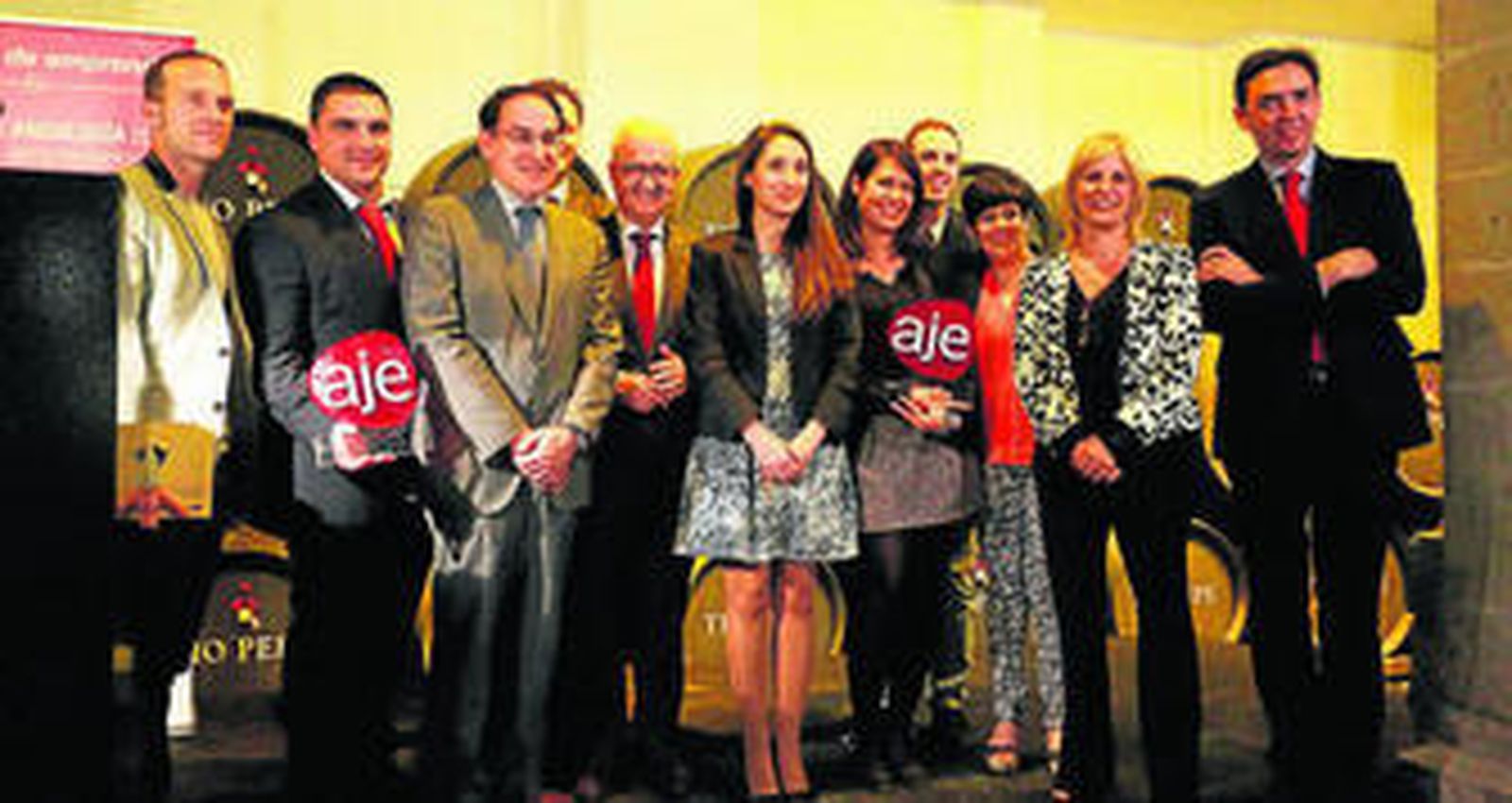 Premiados y autoridades en una foto de familia, en la gala de entrega de los Premios AJE 2015, 'La Locura de Emprender', celebrada en las bodegas González Byass en Cádiz.