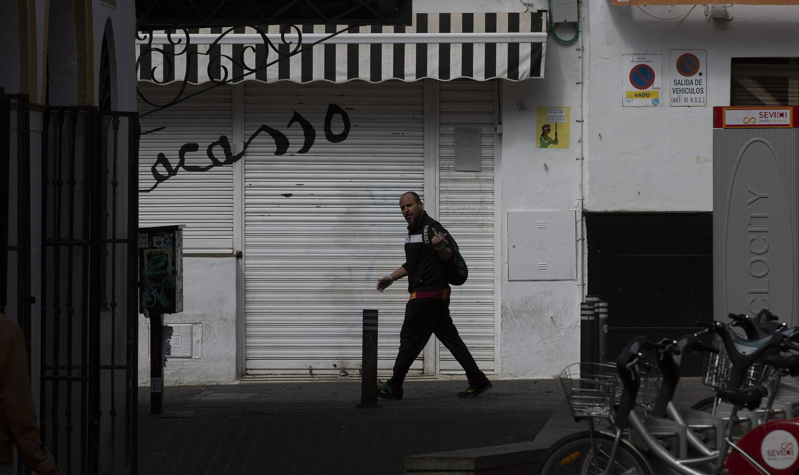 Coronavirus: Las imágenes del segundo día laboral de cuarentena en Sevilla