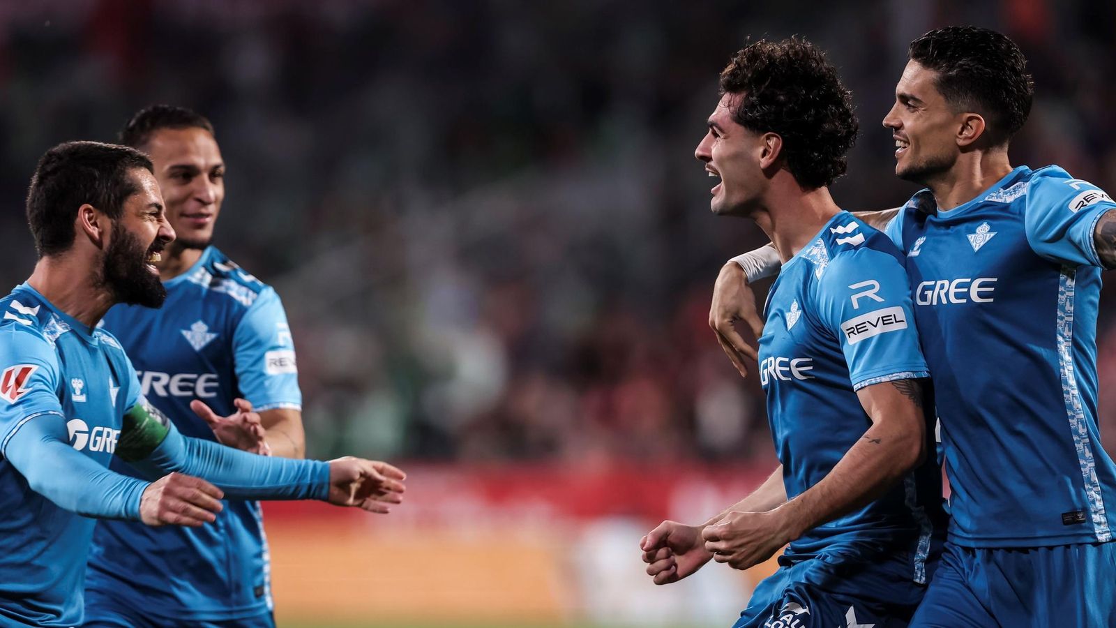 Los tres goleadores del Betis celebran el primer tanto de Johnny junto a Bartra.