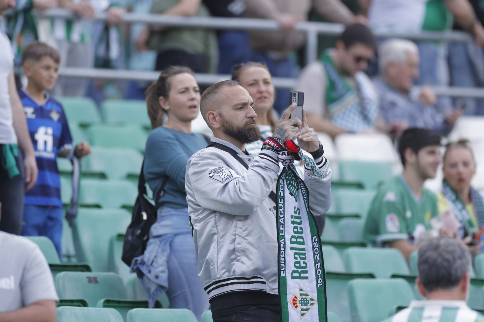 Búscate en las fotos del Betis-Manchester