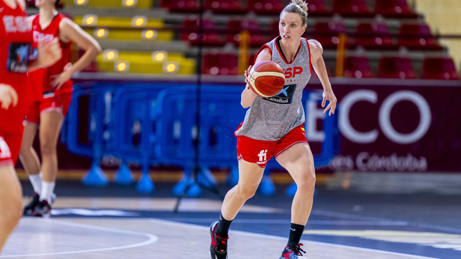 Laura Gil corre el contragolpe en un entrenamiento de la selección española en Córdoba. Laura Gil corre el contragolpe en un entrenamiento de la selección española en Córdoba.