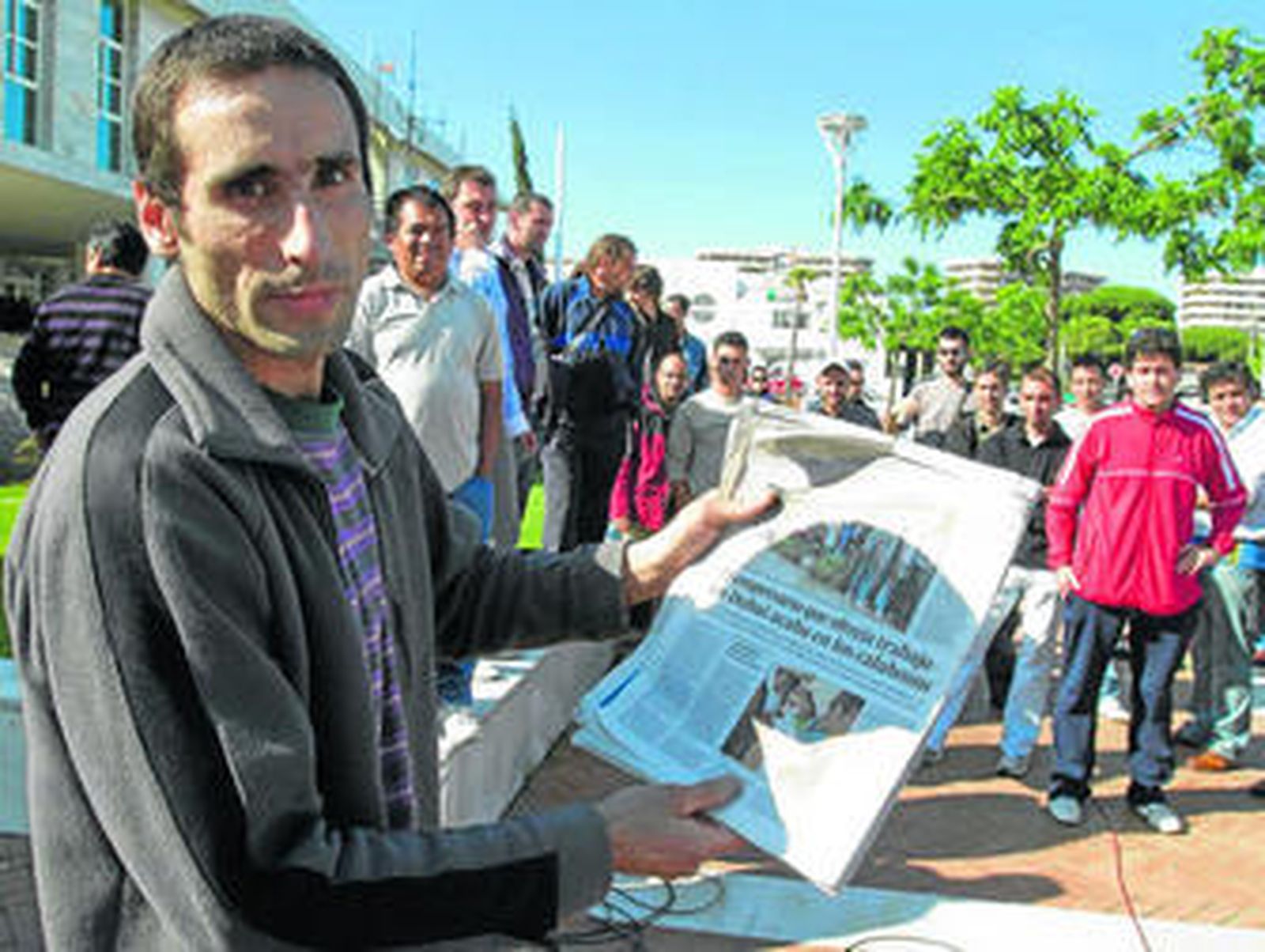 Un joven llegado desde el País Vasco hasta Punta Umbría para un puesto de trabajo en Dubai muestra el 'Huelva Información' de ayer.