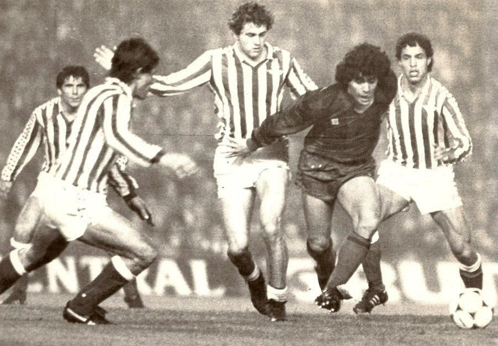 Maradona, en un partido entre el Barcelona y el Betis.