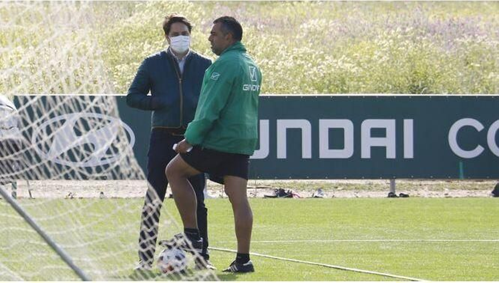 Germán Crespo charla con Adrián Fernández, consejero responsable del área deportiva en el Córdoba CF