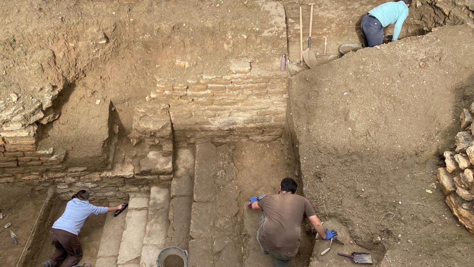 Escalinata de mármol descubierta en la última campaña arqueológica en la Villa Romana de Las Gabias Escalinata de mármol descubierta en la última campaña arqueológica en la Villa Romana de Las Gabias
