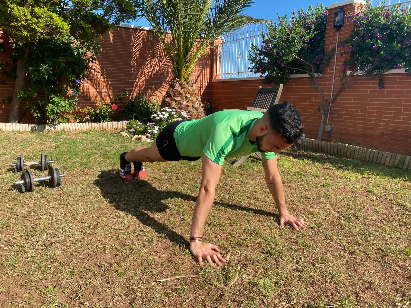 Callejón, capitán de la UD Almería B, se ejercita en su jardín.