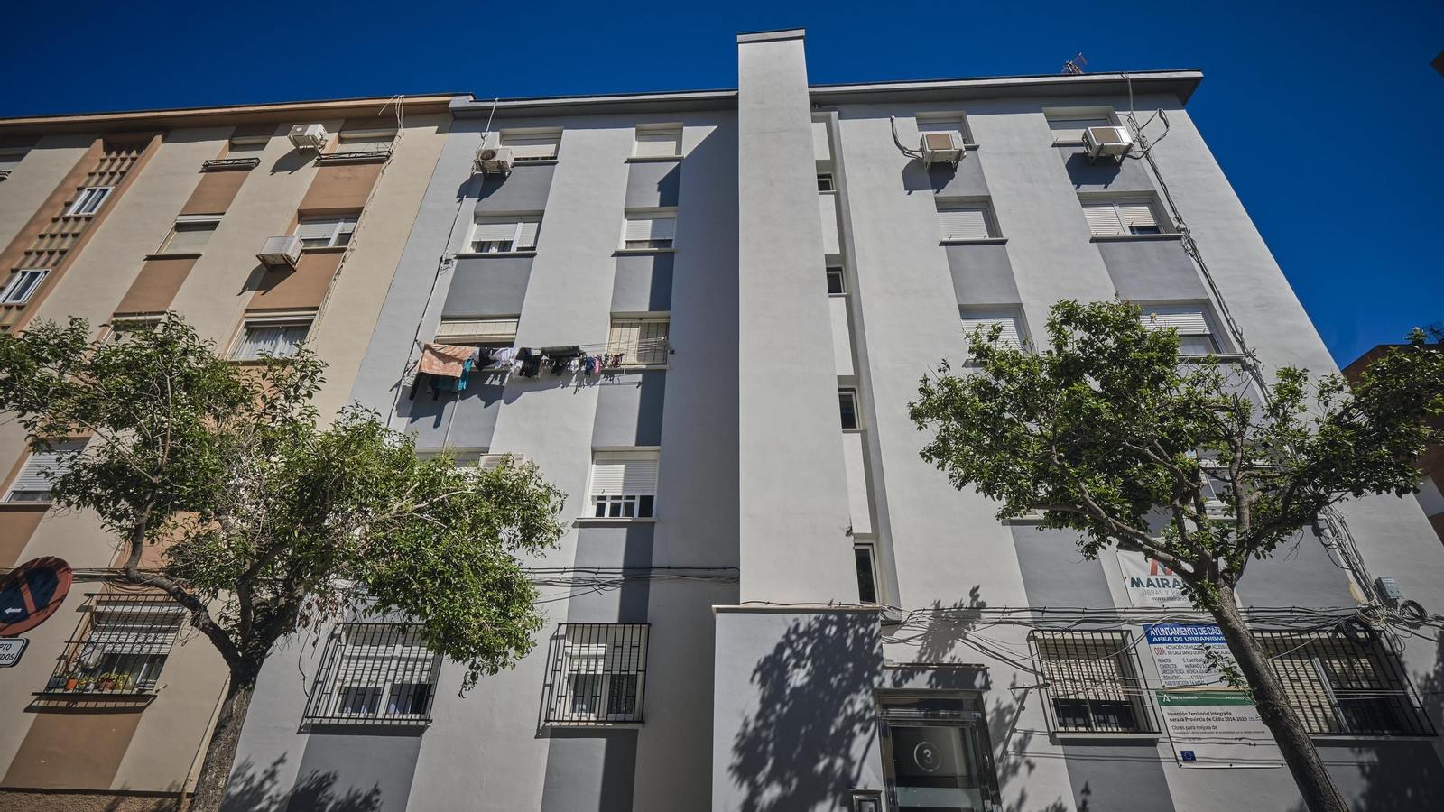 Nuevo ascensor instalado en el exterior de una finca en la barriada de La Paz. Nuevo ascensor instalado en el exterior de una finca en la barriada de La Paz.