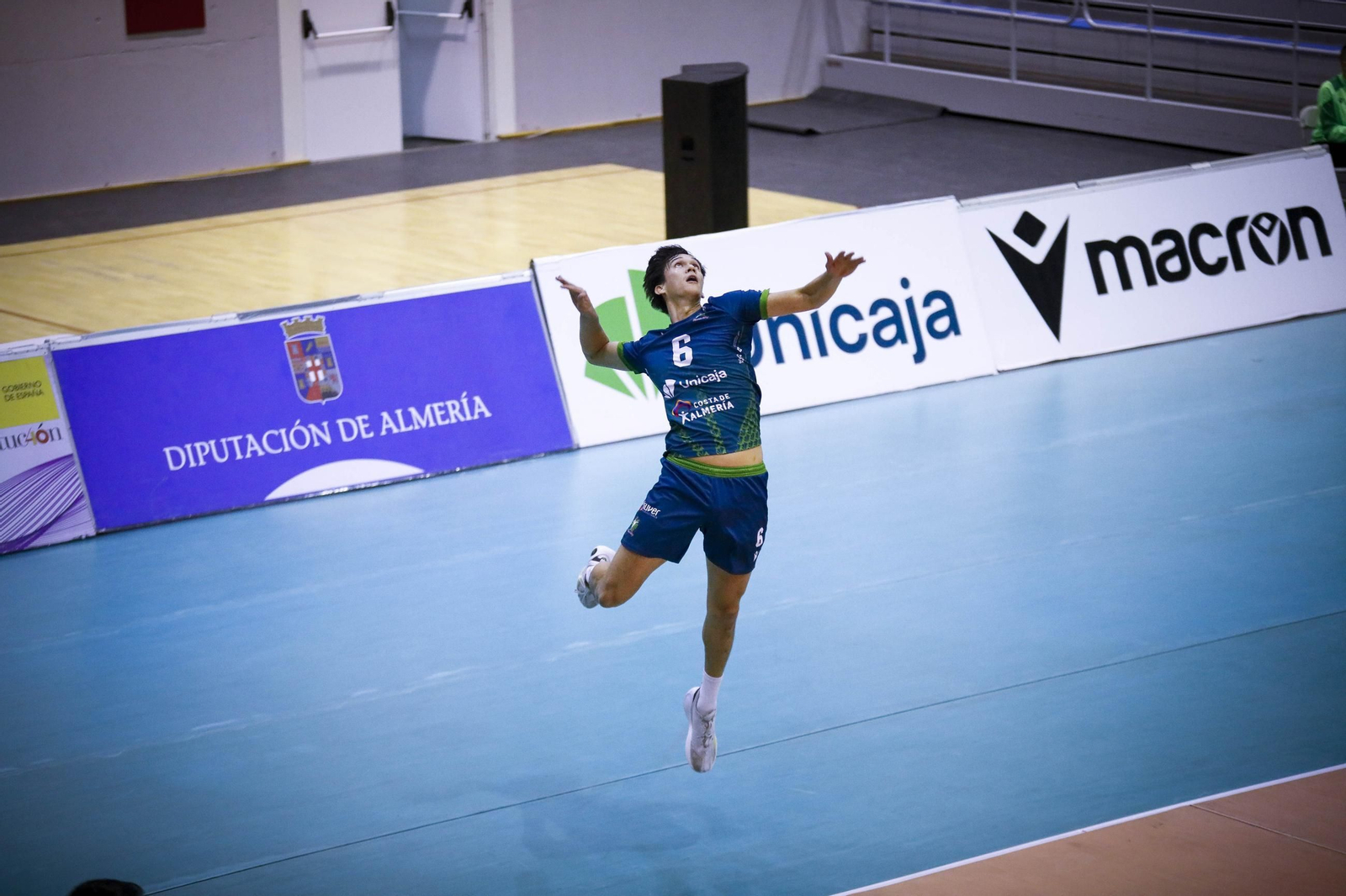 El hawaiano Alaka'i Todd en plena ejecución de un saque durante un encuento de los ahorradores del presente curso.