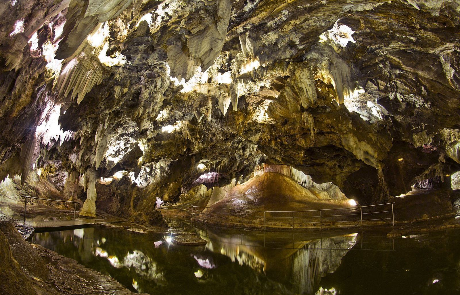 El interior de la Gruta de las Maravillas, que en 2014 celebró el centenario de su apertura al público.