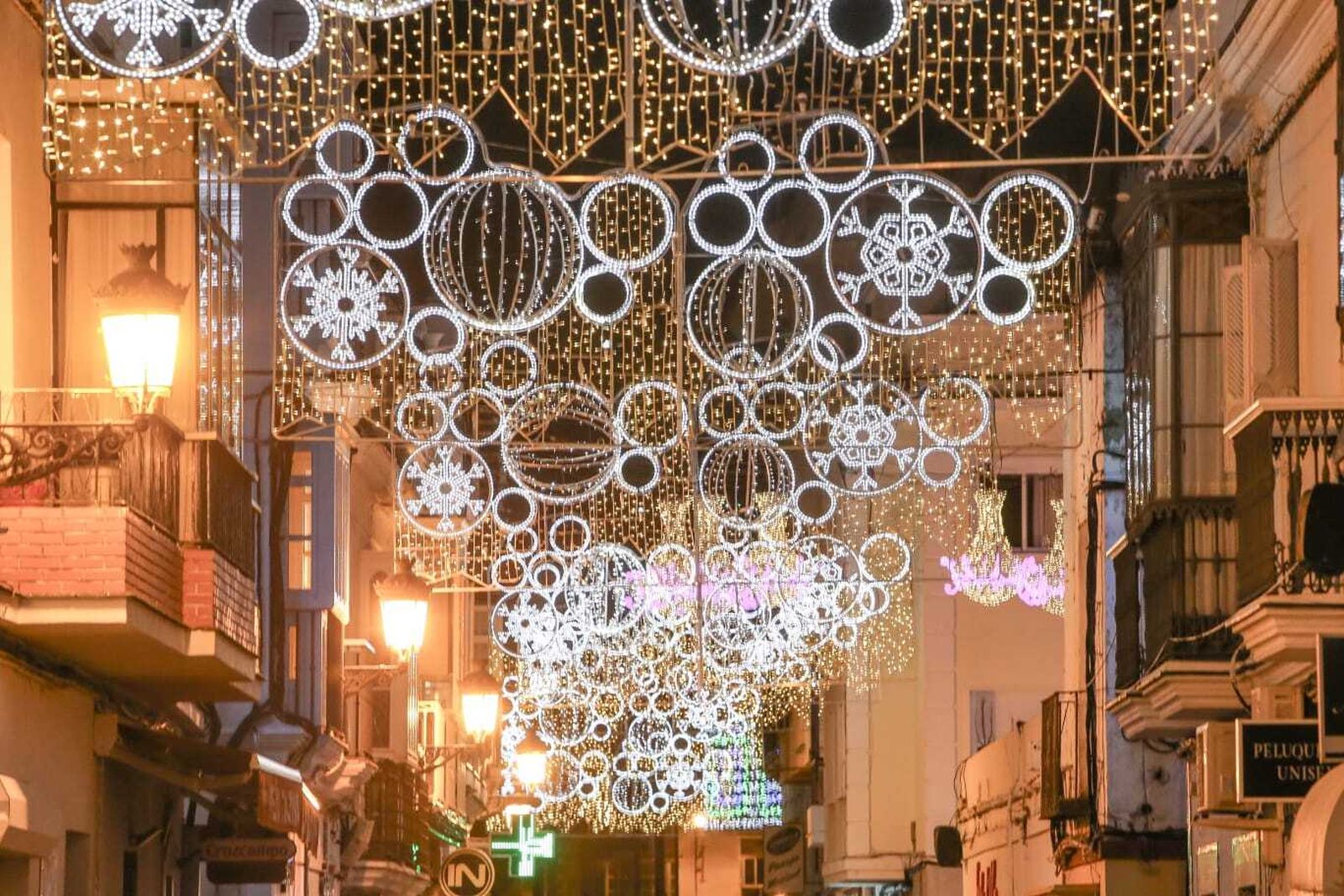 Exornos navideños en la calle La Vega.