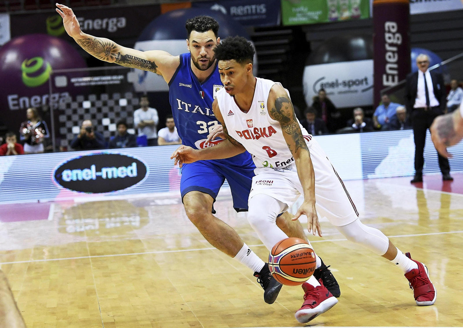 A.J. Slaughter , con Polonia, trata de dejar atrás al italiano Christian Burns.