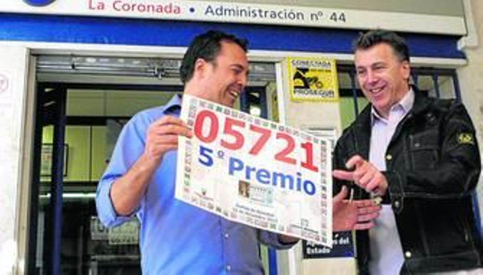 David y Arturo Blanco muestran el quinto premio que han vendido en la administración que regentan en el Parque Alcosa.