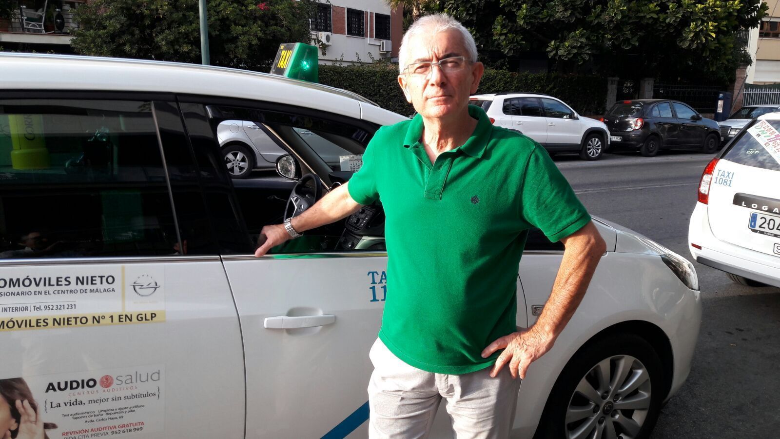 El presidente de la Asociación Unificada de Autónomos del Taxi, José Royón, posa junto a su taxi.