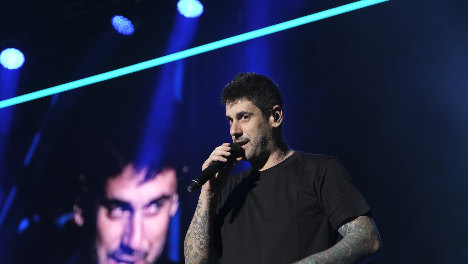 Melendi conectó desde el primer minuto con el público en una actuación sobresaliente en la plaza de Toros de Almería.