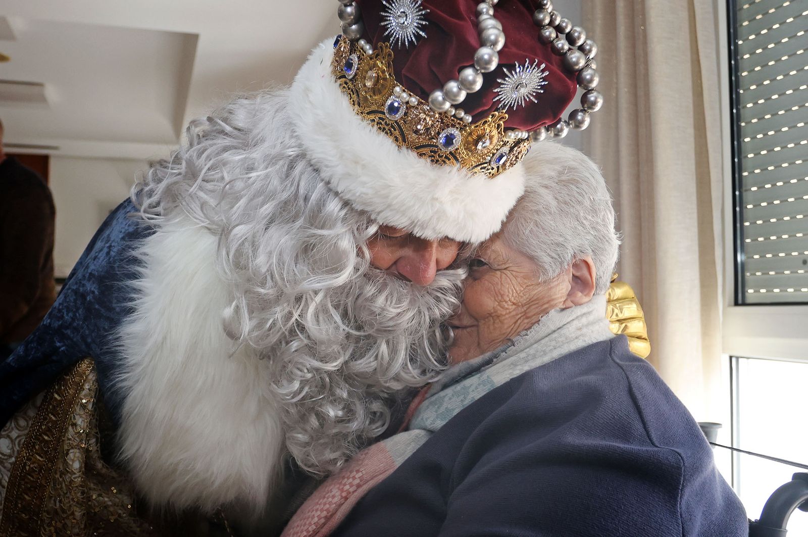 Reyes Magos de Huelva 2025: Imágenes de la visita al Asilo de Ancianos Santa Teresa de Jornet