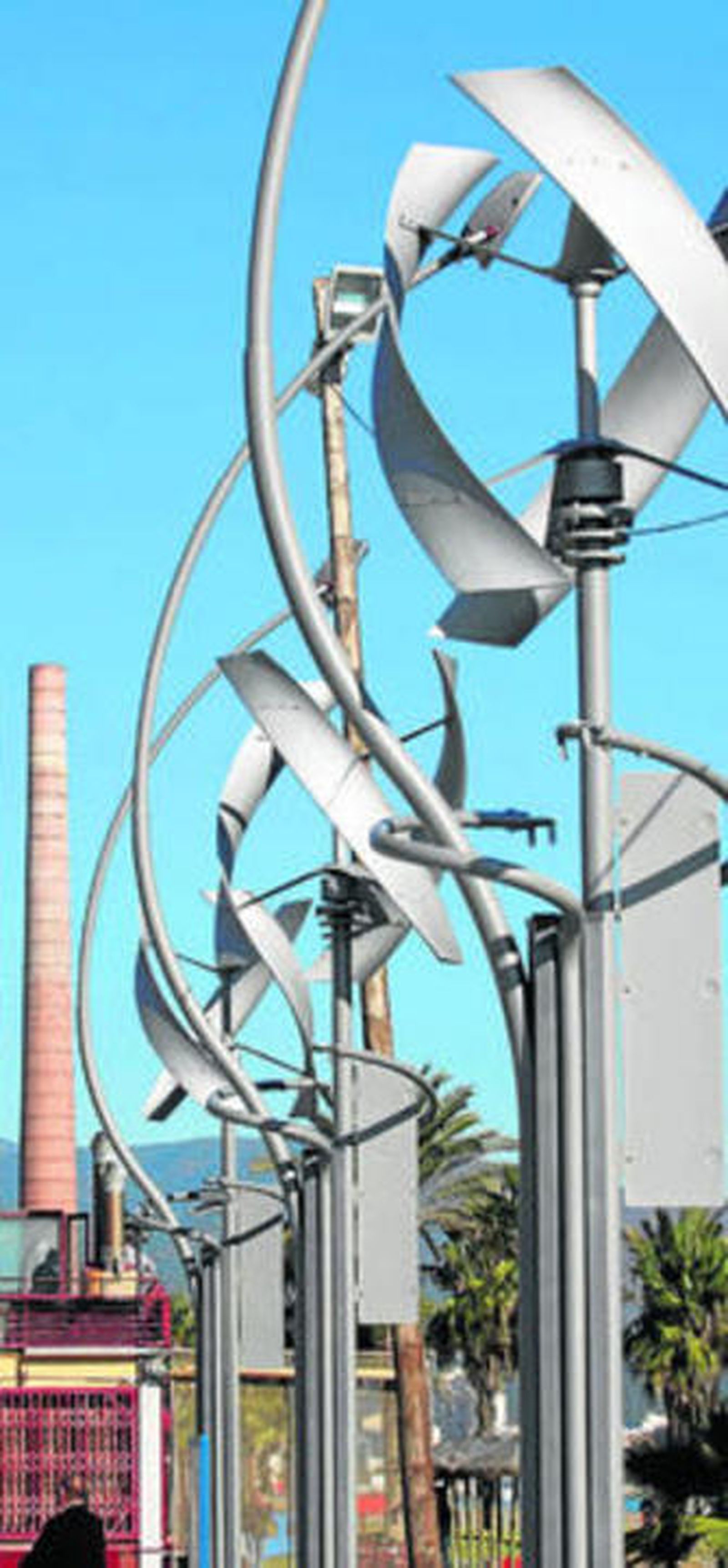 Imagen de las nuevas farolas instaladas en el paseo.