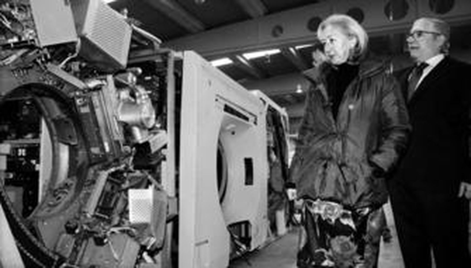 La consejera de Medio Ambiente, Fuensanta Coves, durante su visita ayer a las instalaciones de la planta de reciclado en Aznalcóllar.