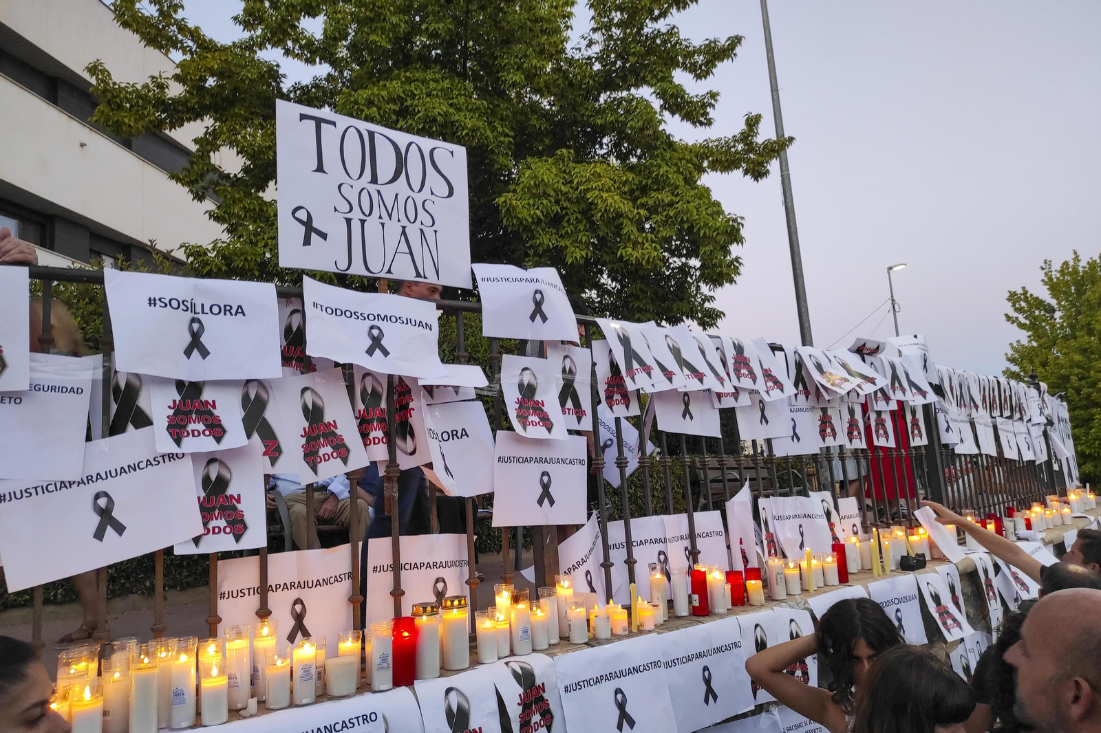 Altar improvisado en honor al joven fallecido en Íllora, en el Poniente de Granada, el pasado verano