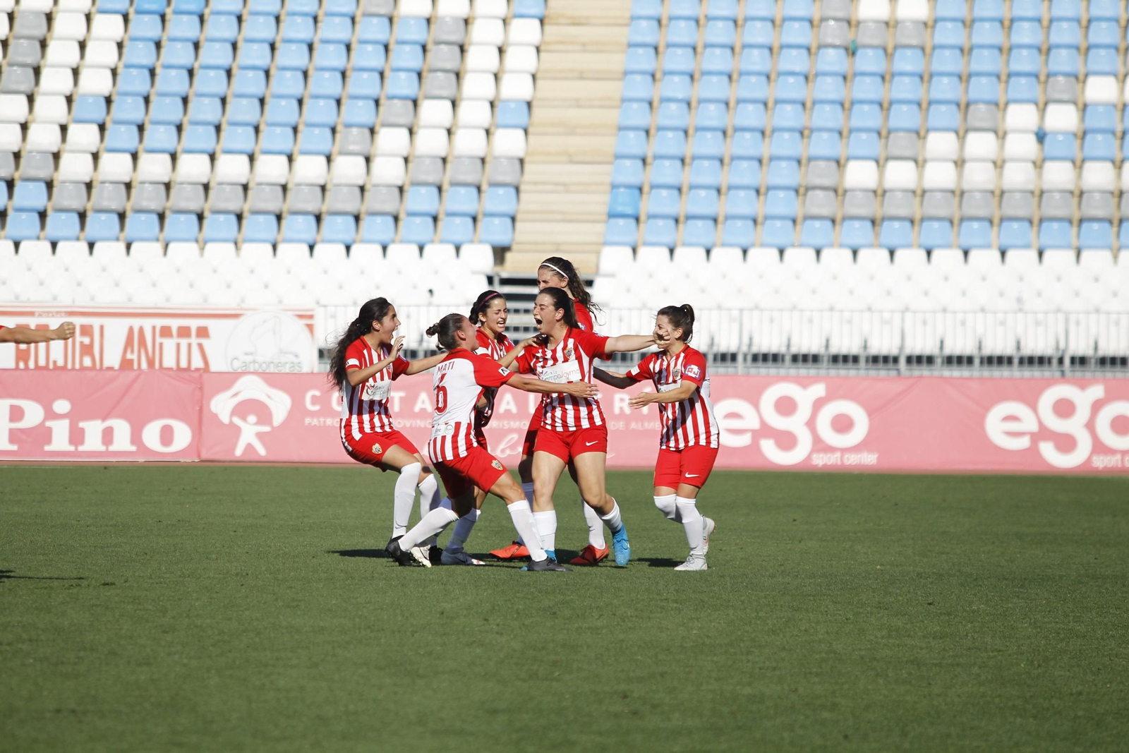 Jugadoras rojiblancas celebrando el 1-0 de Sonia.