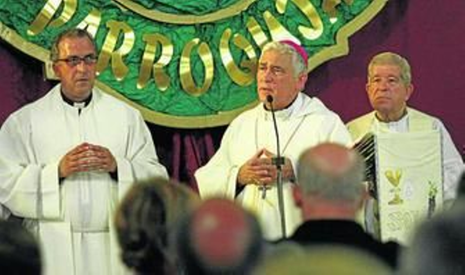 Francisco Correro y el Padre Sebastián Llanes con el obispo Rafael Zornoza, en el centro de la imagen ayer.