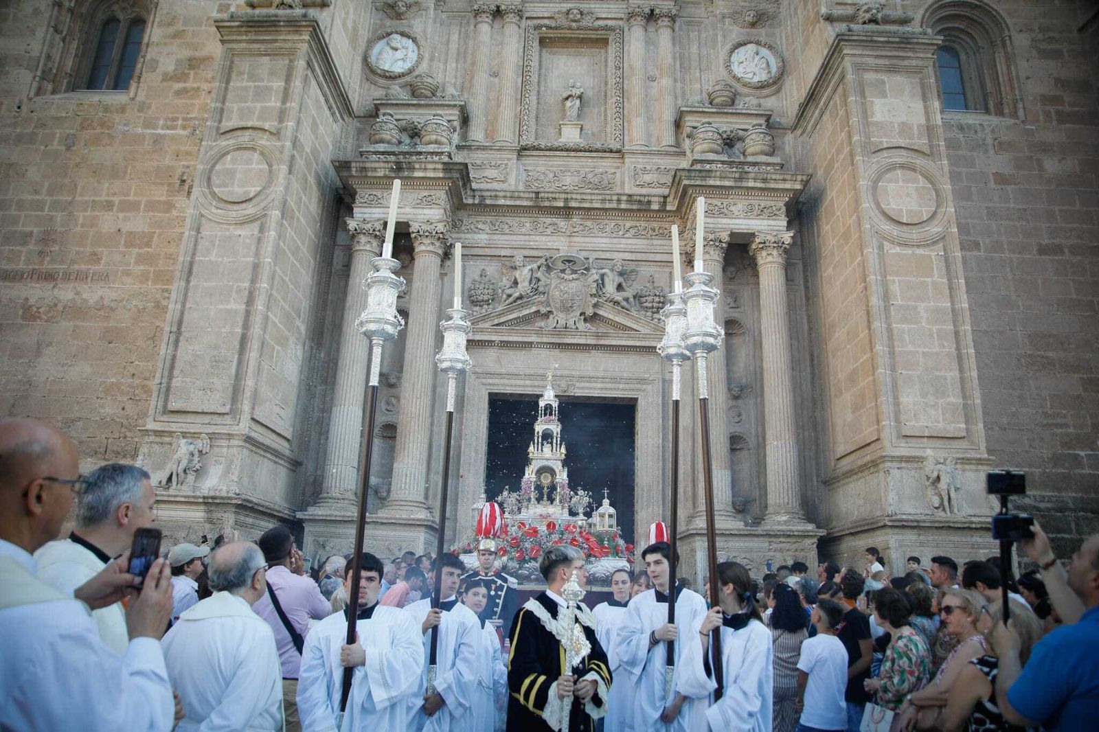 Imágenes de la procesión del Corpus Christi en Almería: así han sido la misa y la posterior marcha por la capital