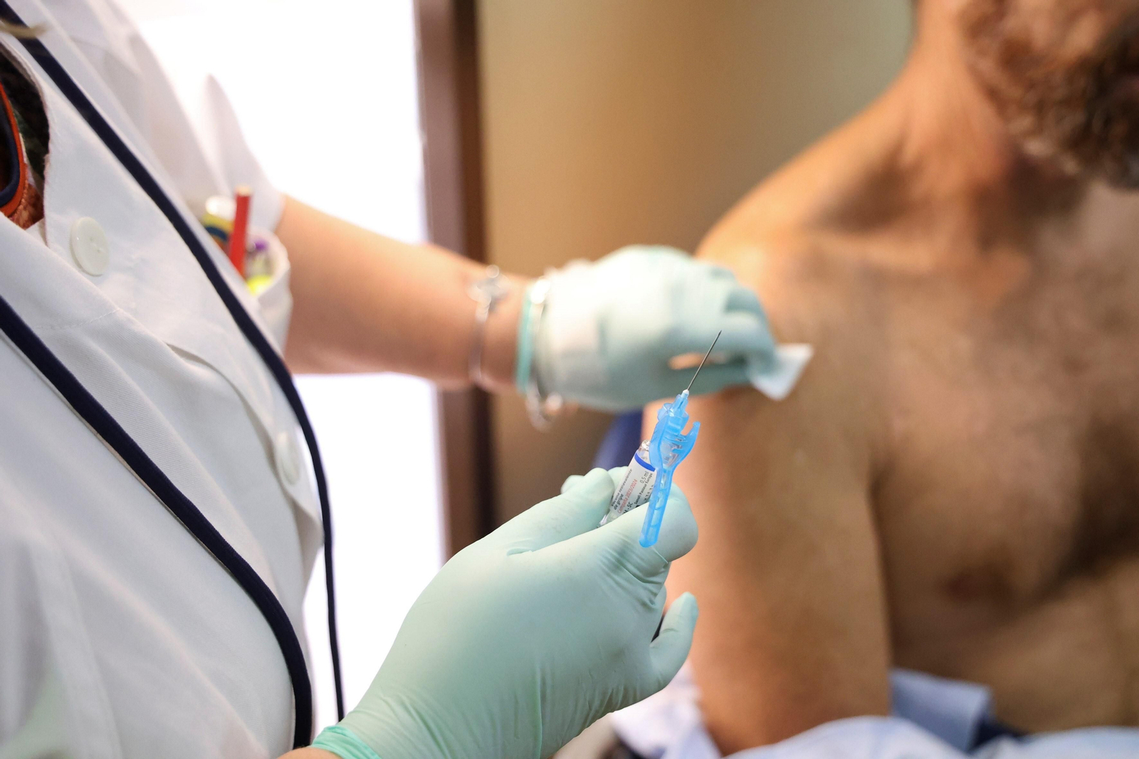 Una enfermera vacuna a un hombre, en una imagen de archivo.