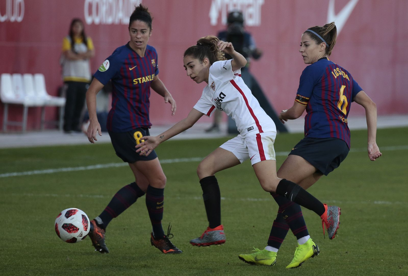 Una jugadora del Sevilla intenta zafarse de dos azulgrana el pasado miércoles.