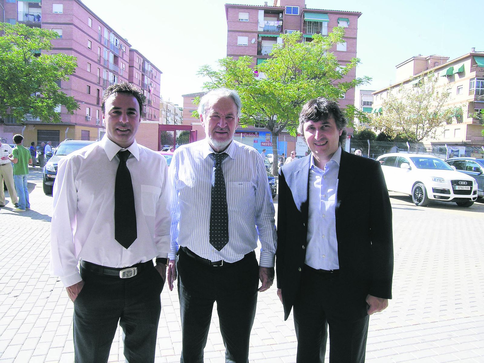 Quique Pina (i), Giampaolo Pozzo (c) y Gino Pozzo posan delante del Nuevo Los Cármenes en una imagen de archivo.