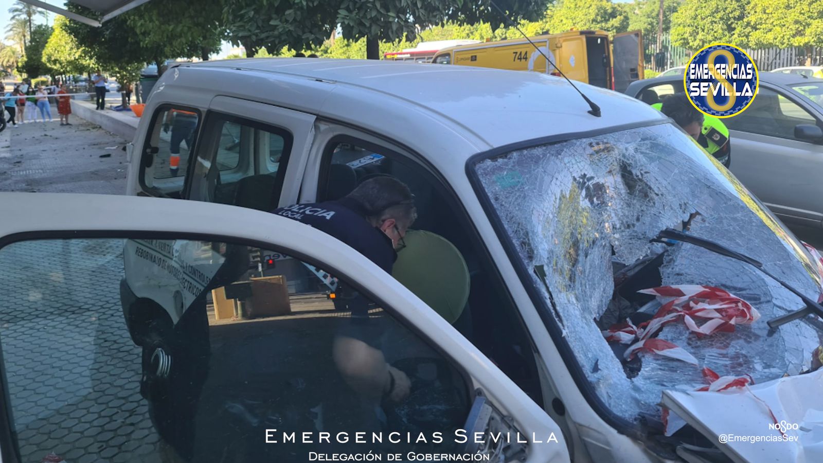 Vehículo accidentado en la Ronda del Tamarguillo.