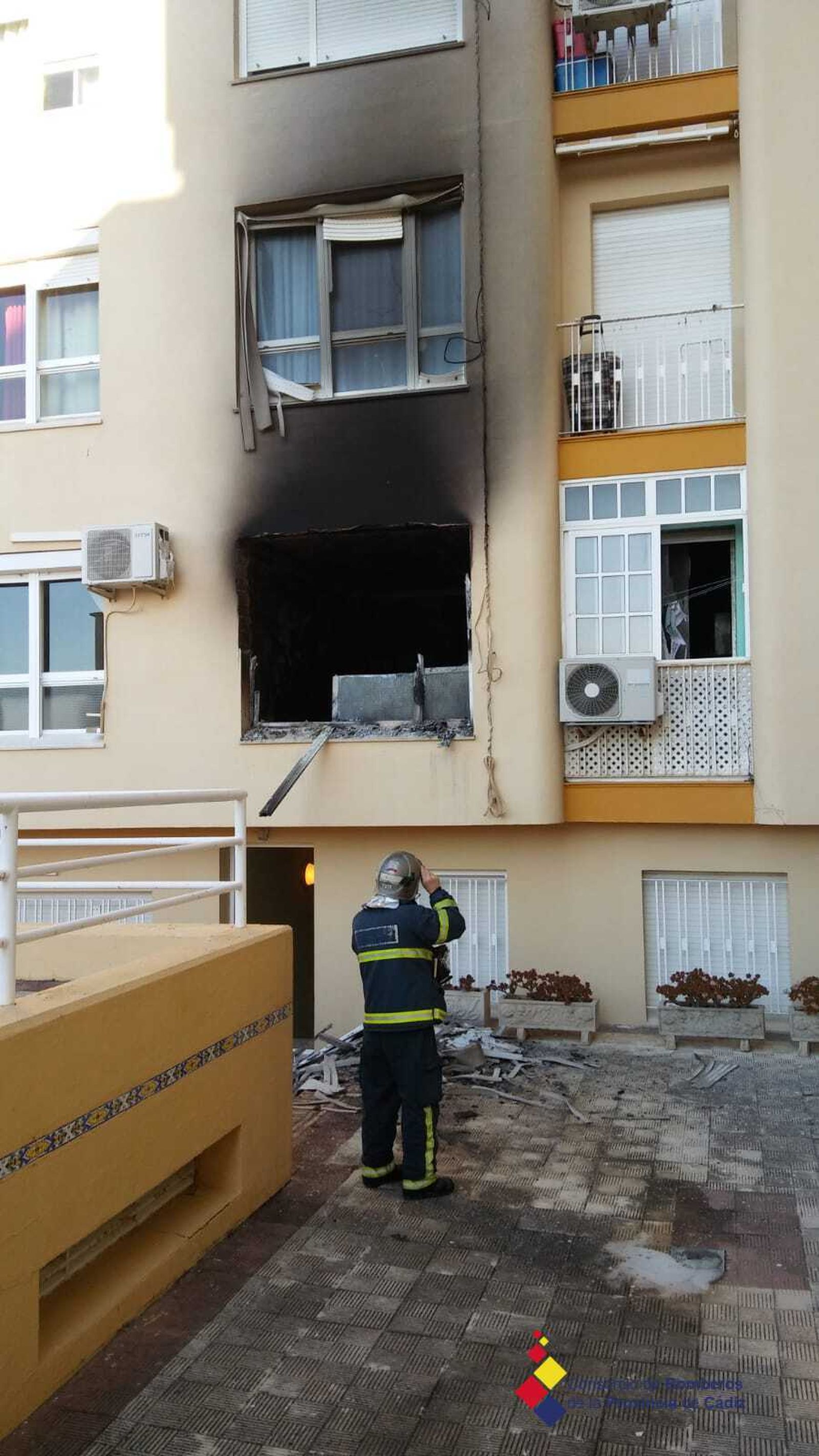 Ventana del salón afectado por el incendio en el que han fallecido dos personas.