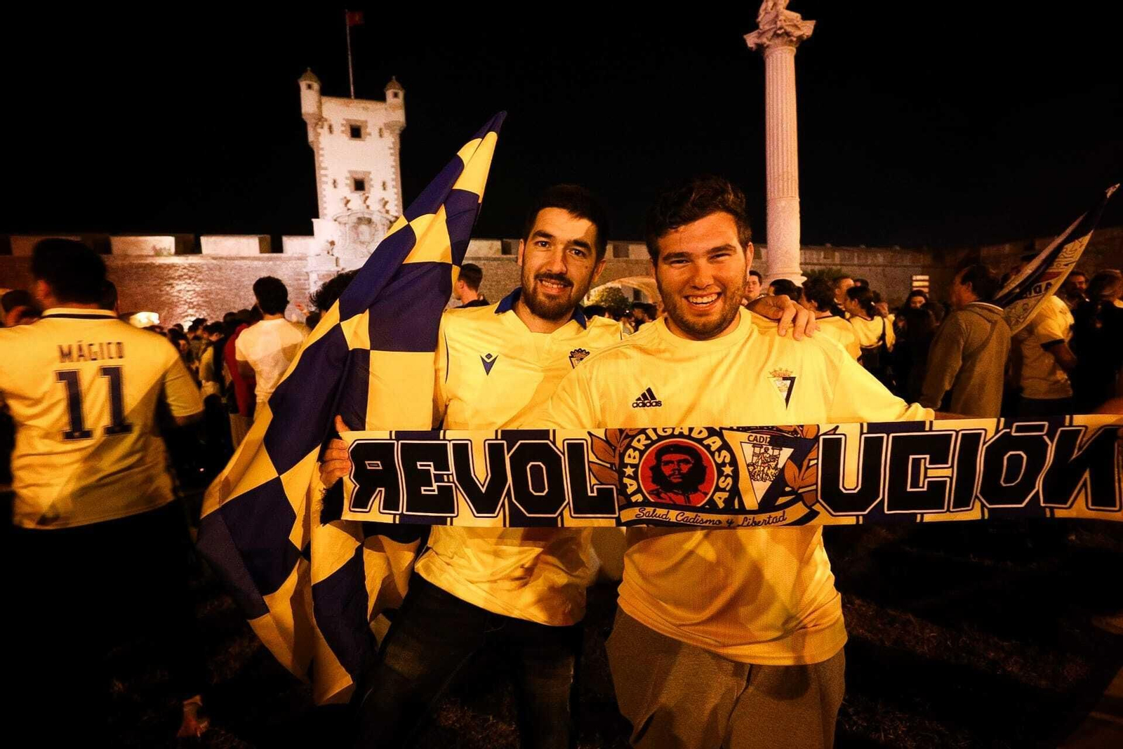 Aficionados del Cádiz celebran la permanencia en Puertas de Tierra.