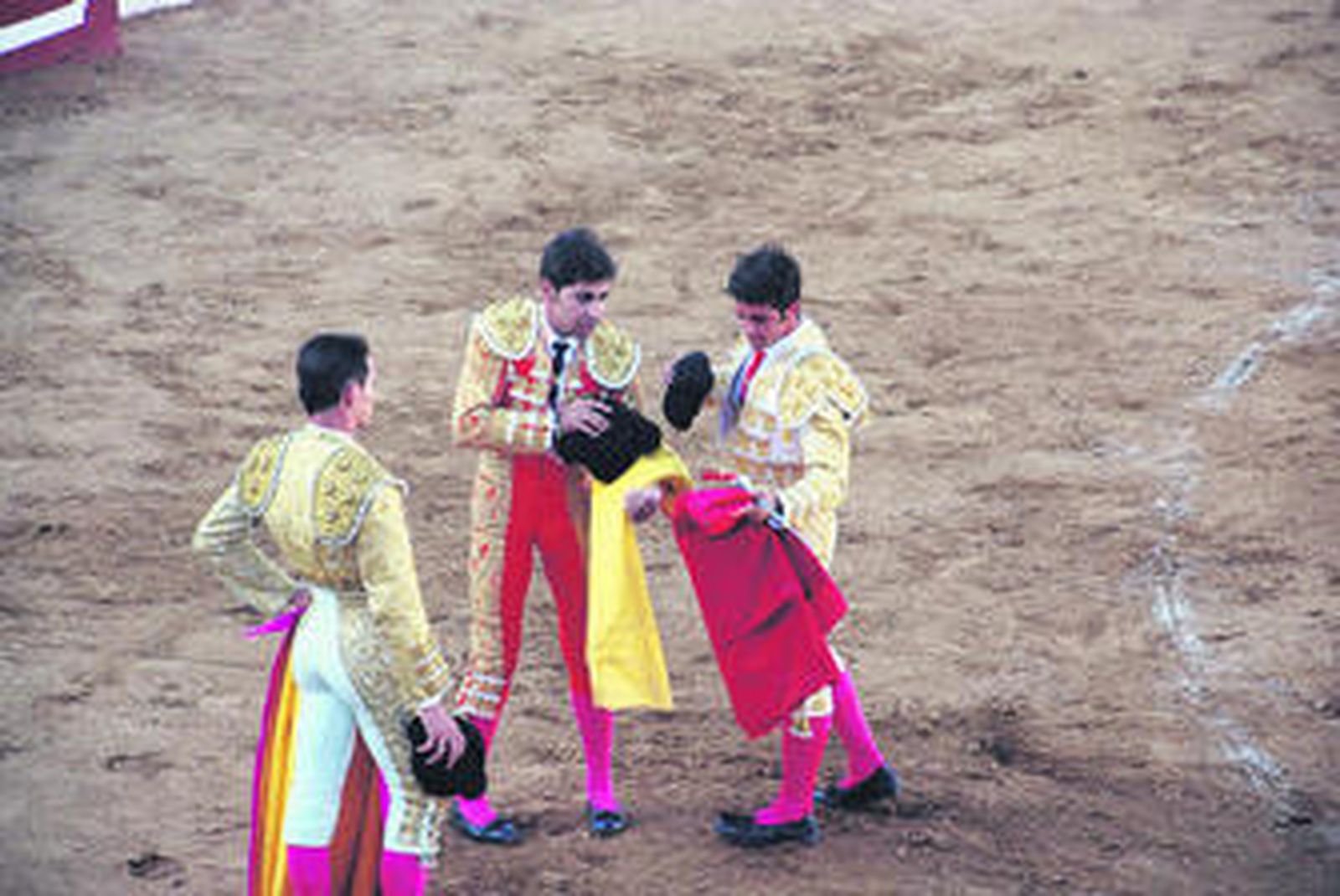 El momento en que José Caraballo recibe los trastos como matador de toros, para estoquear a 'Malagueño'.