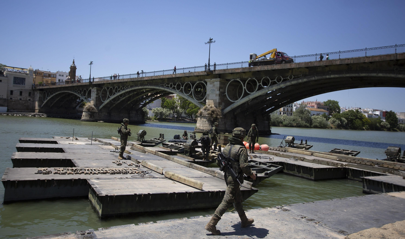 Montaje de puente flotante entre Sevilla y Triana por el Día de las Fuerzas Armadas