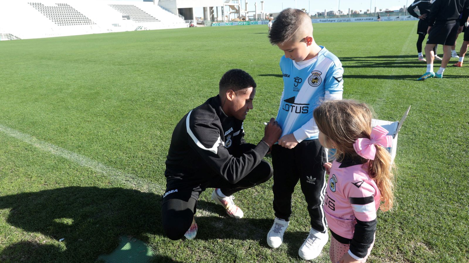 Joao Pedro estampa su firma en la camisola de un joven aficionado