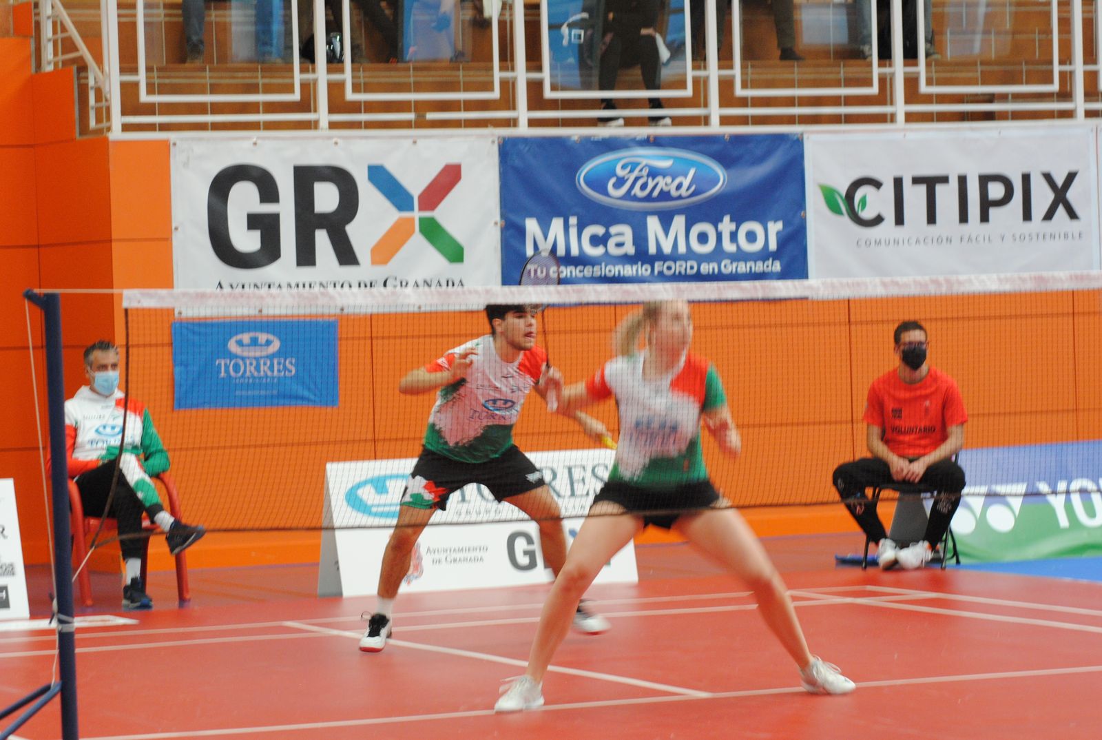 Acción de un partido del Bádminton Granada-Grupo Torres
