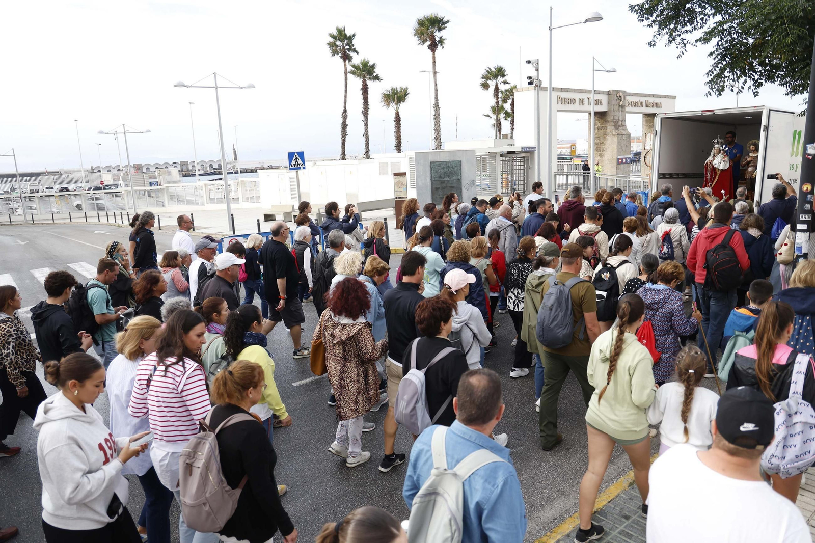 La Virgen de la Luz, patrona de Tarifa, regresa a su santuario entre el fervor y la lluvia
