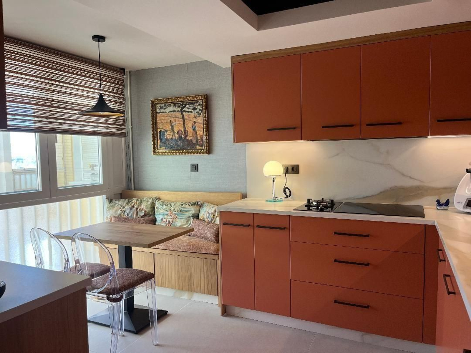 Cocina. Color caldera en sus muebles con el marmorizado de sus encimeras