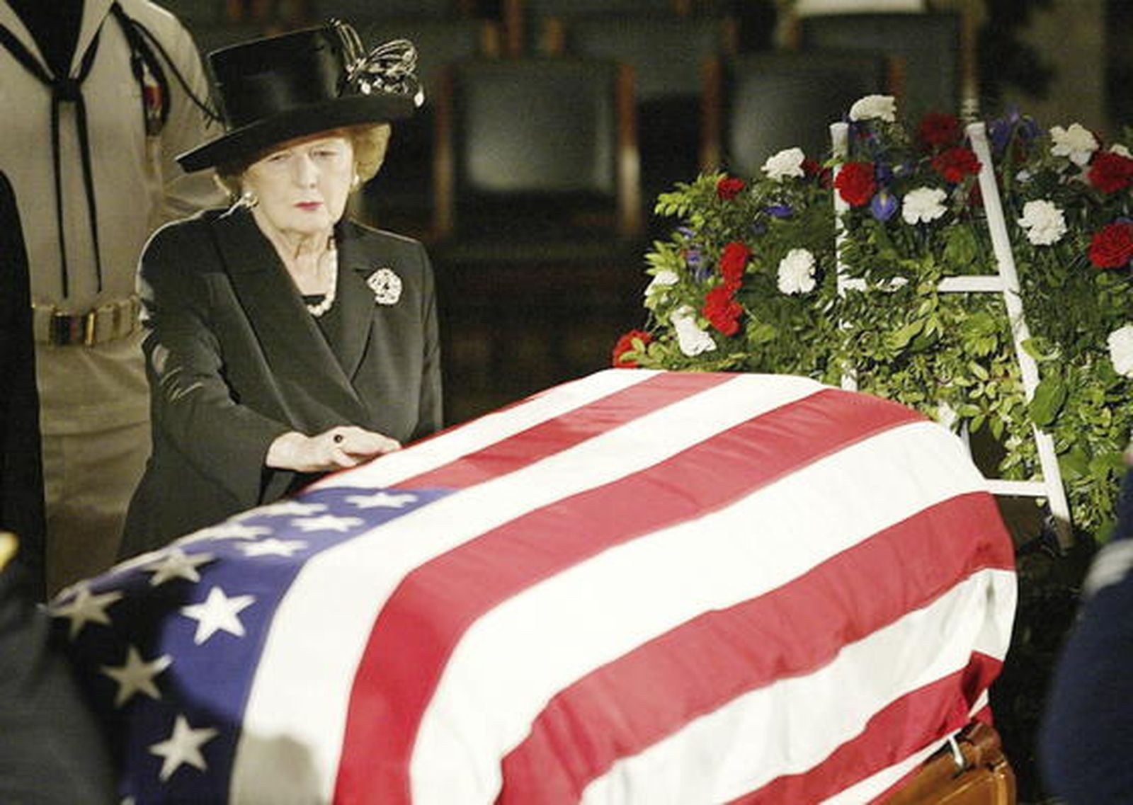Margaret Thatcher, ante el féretro de Ronald Reagan en 2004.

Foto: EFE