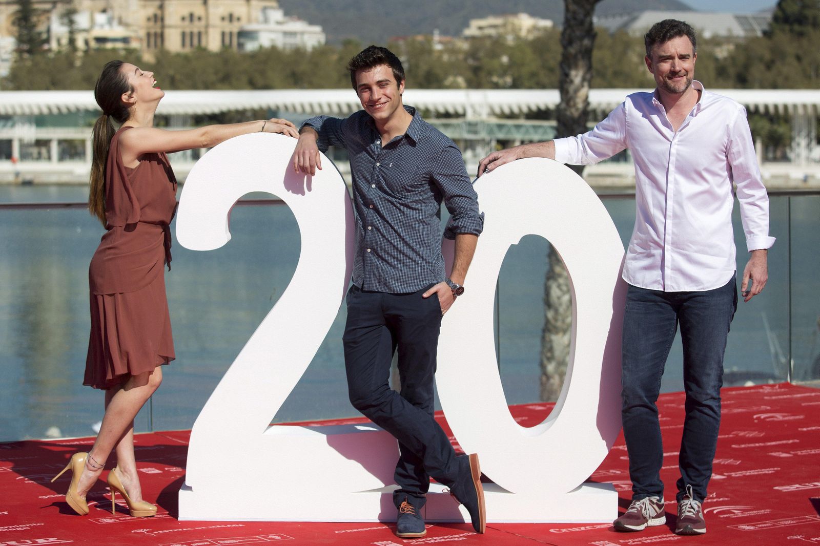Los actores María Pedraza y Pol Monen, protagonistas de 'Amar', con el director Esteban Crespo.