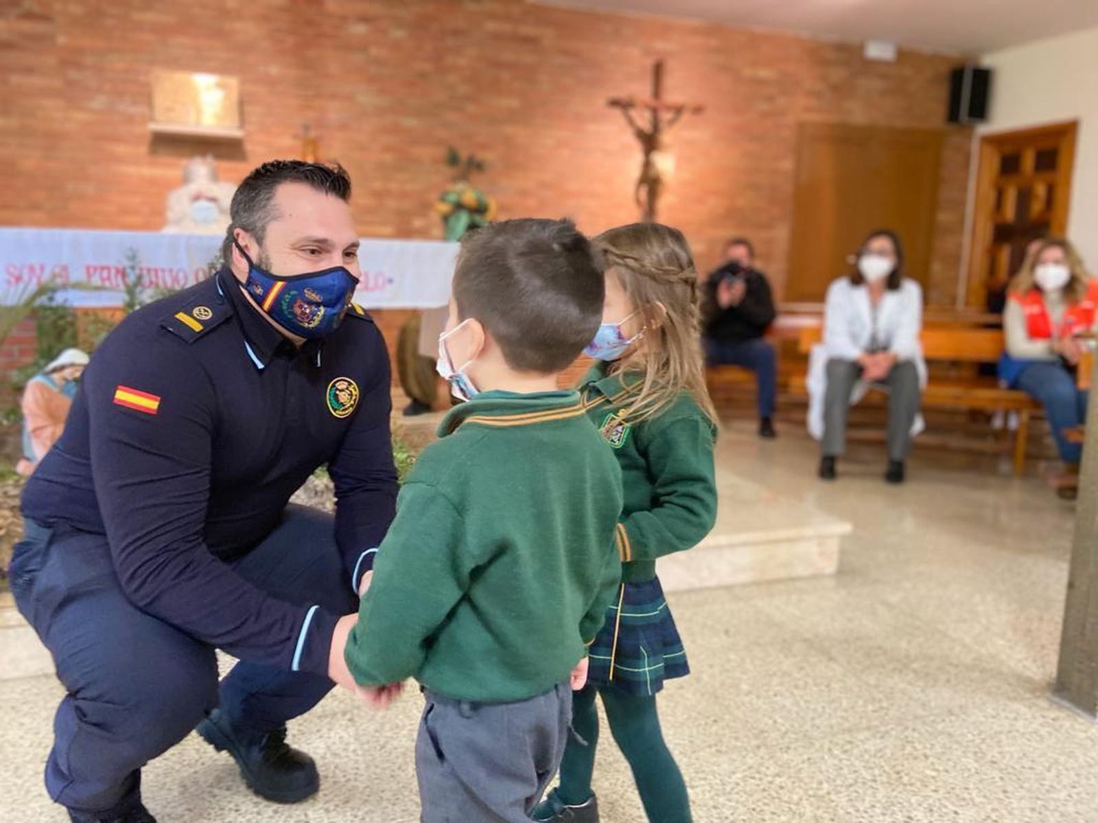 Los más pequeños, entregando uno de los mensajes en la capilla del colegio.