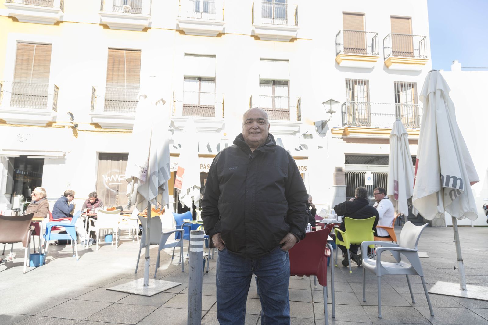 José Hidalgo López, junto al bar La Centuria de la Encarnación, hermosa redundancia de los armaos de la Macarena.