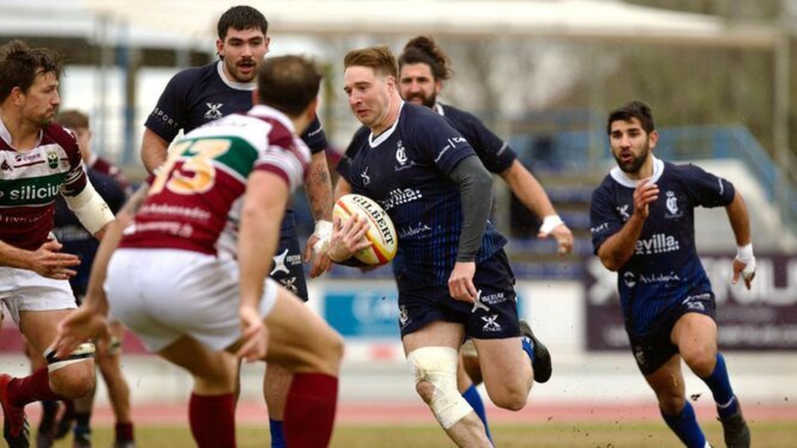 Axel Papa, que consiguió la última marca, avanza con el balón.