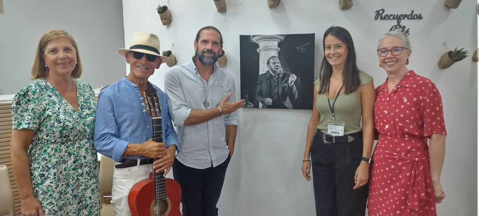 El Wilo y Antonio Villar, junto a Isabel Palacios, Pilar Corrales y Marta Vicenti, de AFA Puerto.