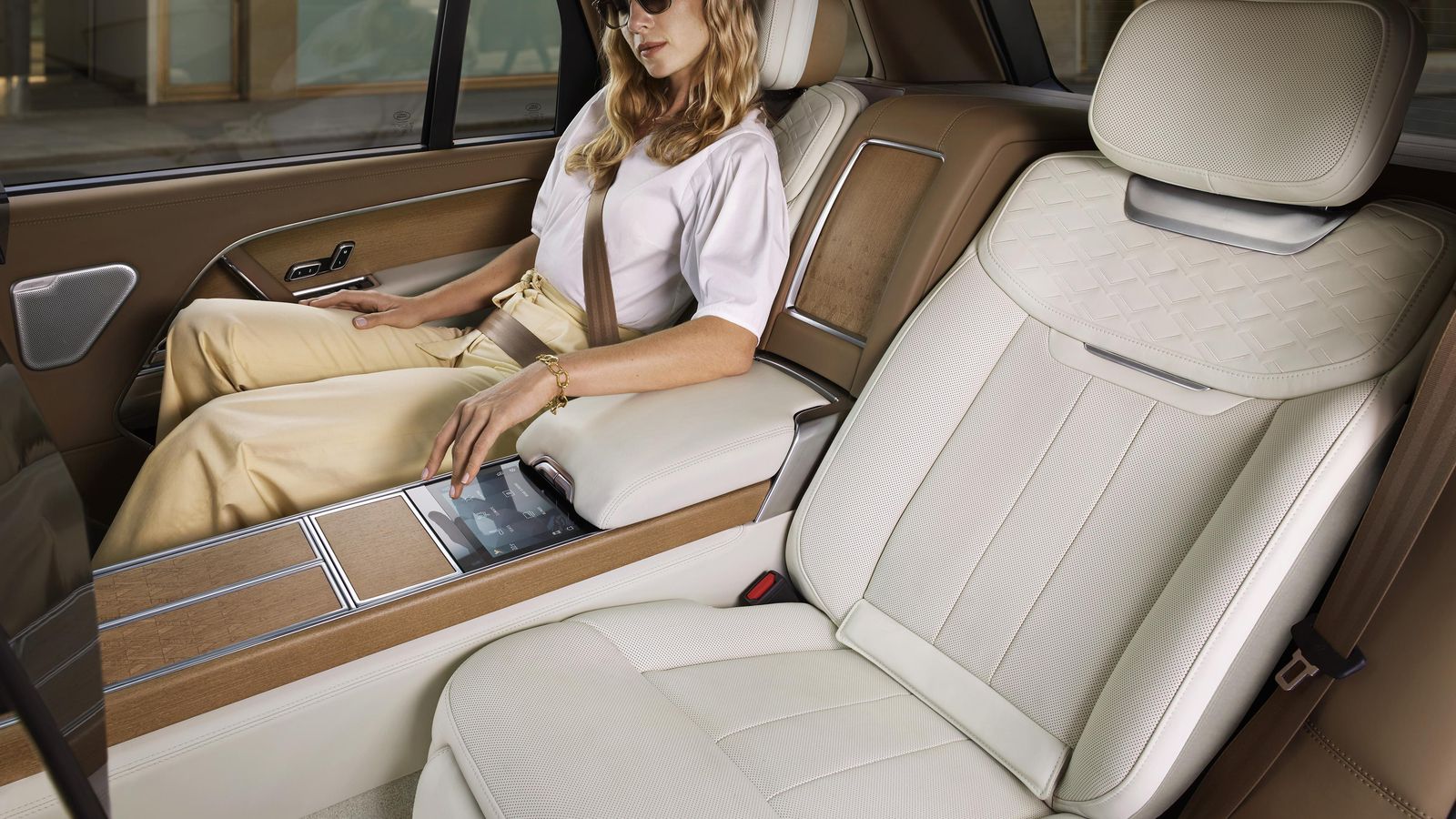 Según Range Rover, todo lo que alguien puede estar dispuesto a pagar y a esperar por tenerlo, tiene cabida en los SV. En este caso, se trata de la configuración Executive.