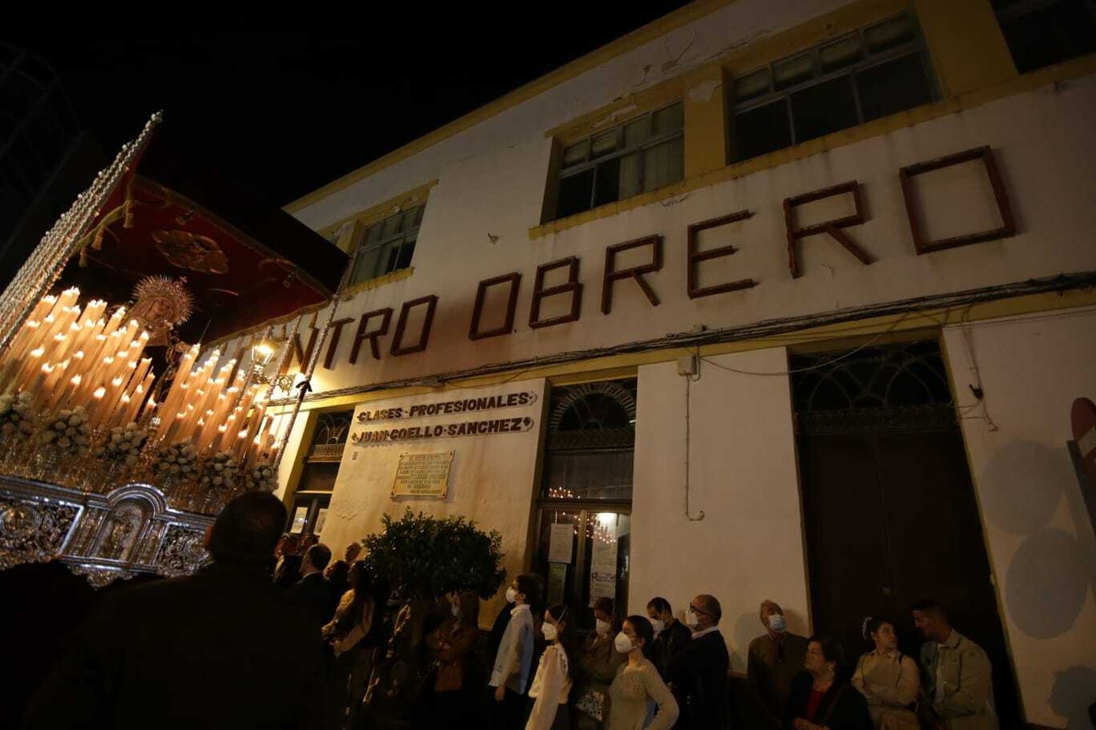 El paso de palio de los Desamparados avanza en los últimos tramos de Rosario buscando la plaza de la Iglesia.