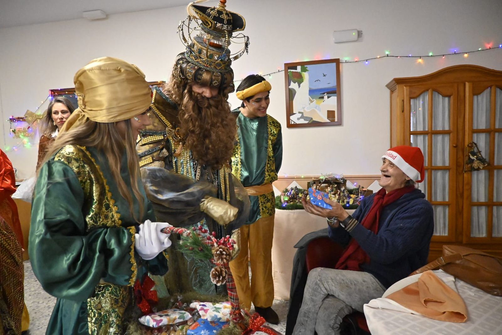 Las fotos más tiernas de la visita de los Reyes Magos a los ancianos de Huelva este 5 de enero