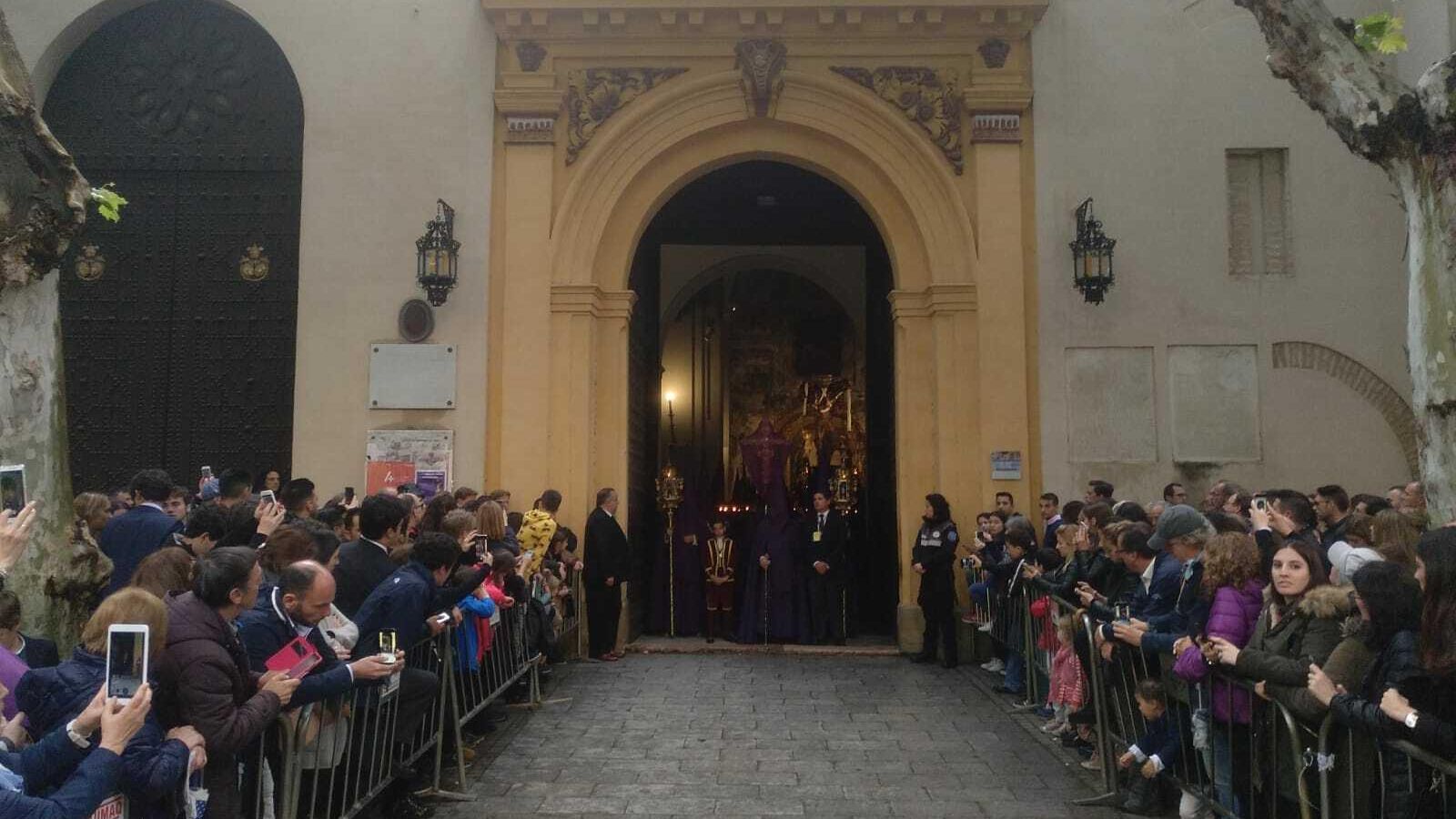 La Quinta Angustia comenzando a salir de la iglesia de la Magdalena.