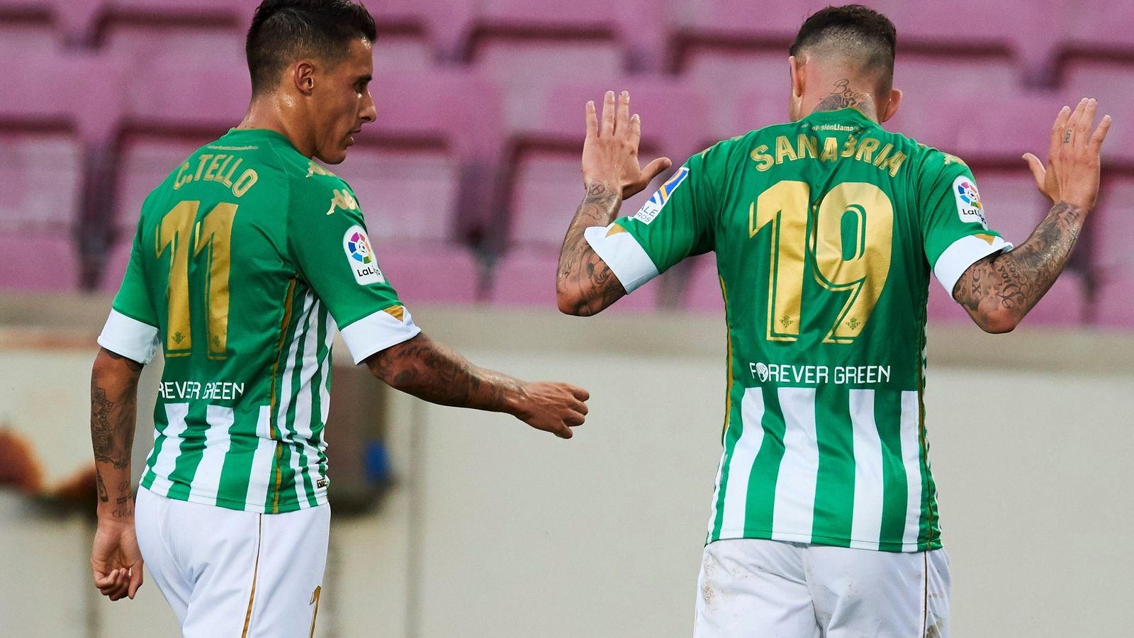 Sanabria celebra su gol junto a Tello.